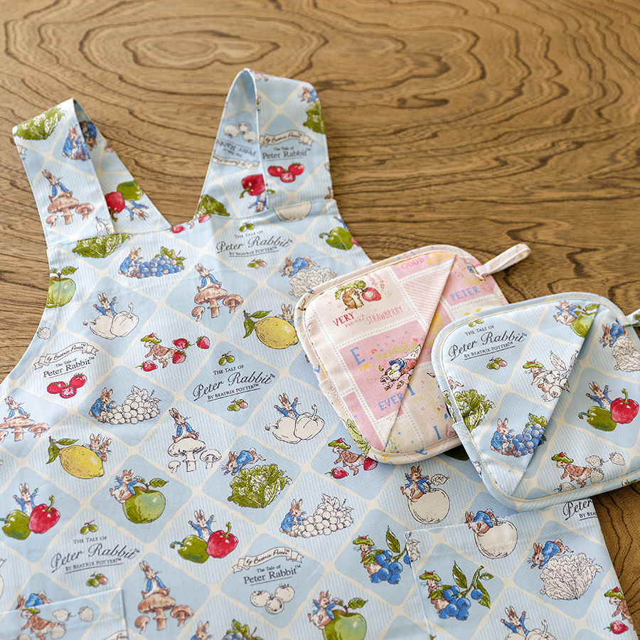 商品ページ｜ピーターラビット エプロン AtoZ パッチワーク | 株式会社